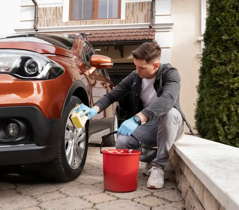 Lavage auto à domicile Rosny-sur-Seine : professionnel intervenant sur un véhicule
